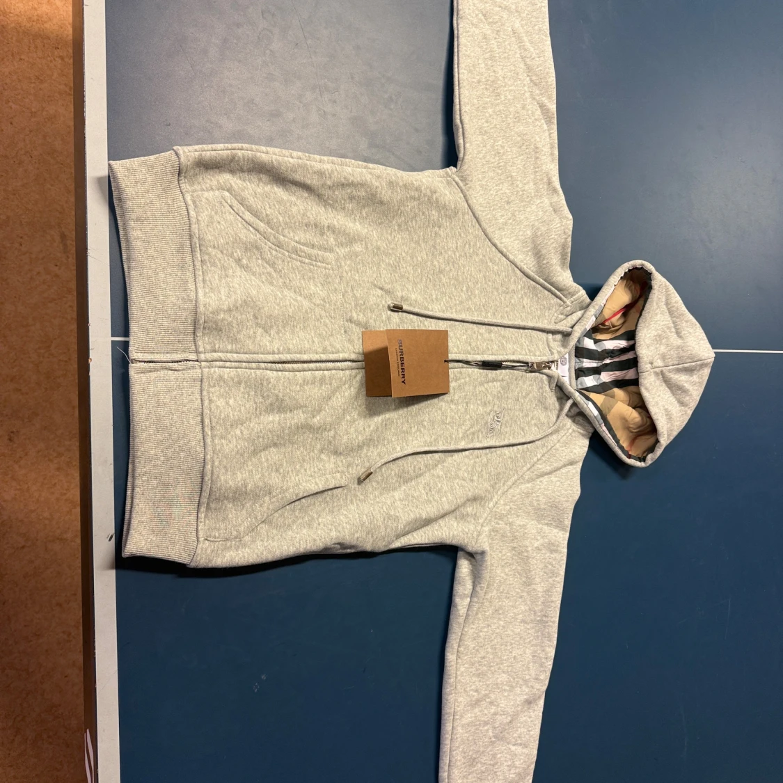 Grå hoodie från Burberry med broderi