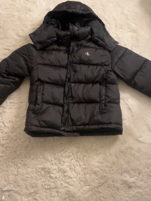 Vinterjacka - Svart vinterjacka från Calvin Klein. Bra skick, använd förra vintern. Strl S, köptes för runt 1500-2000. Jättevarm och mysig under vintern. Pris kan diskuteras 