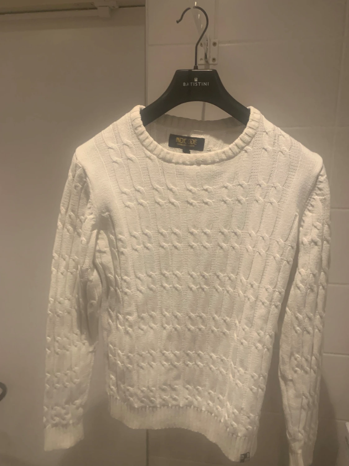 Vit stickad tröja från INDICODE