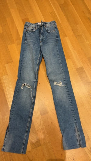 Zara jeans - Raka jeans, slits nertill. Nerkortade ca 3 cm