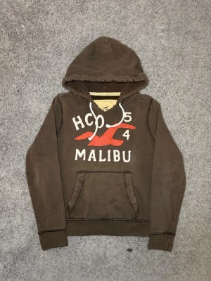 Hollister Hoodie  - Tja säljer nu en brun hoodie från Hollister i storlek M för endast 1099kr! Pris är ej hugget i sten, hör av er i dm vid funderingar 🙌