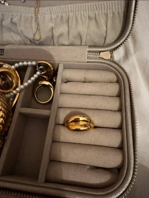 Mockberg Deco Ribbed Ring guld - Säljer en chunky Deco Ribbed Ring från Mockberg i guldtonad metall. Ringen har ett coolt ribbat mönster med bred form och glänsande finish. Perfekt statement piece för dig som gillar att sticka ut med accessoarer.