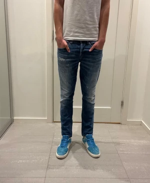 Dondup George Jeans - Säljer nu dessa Dondup George Jeans med snygga slitningar i populär design, skriv för fler bilder/frågor🙌🏼