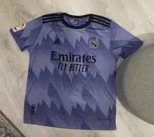 Tränings T-shirt  - Hej jag säljer en fin Tränings T-shirt 