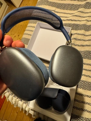 Apple AirPods Max - Snygga Apple AirPods Max i blått, over-ear hörlurar med  hög ljudkvalitet. Komplett med originalförpackning och tillbehör. Hörlurarna ser ut att vara i mycket gott skick utan synligt slitage. Perfekt för musik, film och samtal.
