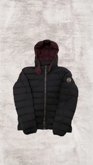 COLMAR DUNJACKA - Tjena! Säljer denna Dunjacka från Colmar✔️ Perfekt inför vinter✔️Storlek 52 (Passar M-L)✔️Liten lagning vid bröstet (se bild 1-2)✔️Skriv vid minsta fundering✔️