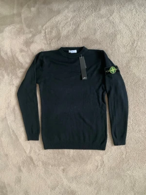 Helt Ny Svart Stone Island Tröja - Säljer denna helt nya Stone Island tröjan i svart färg, perfekt nu inför det kalla vädret❄️  Den är storlek L men kan även passa M då den är slim fit och materialet är elastiskt  Vid fler frågor eller funderingar skicka gärna ett pm, Mvh