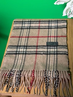Burberry - Fin burberry halsduk som är sparsamt använd och utan slitage. Perfekt stilrent tidlöst plagg som är perfekt inför kylan i vinter.❄️ Finns fler färger på profilen så ta gärna en titt.🥰   #Burberry #BurberryScarf #BurberryHalsduk #DesignerScarf #Lyxhalsduk #VintageBurberry #ClassicCheck #BurberryCheck  #Modefynd  #vintedfinds #SecondHandStyle #PrelovedFashion #LuxuryFashion #Halsduk #oldmoney #grisch #laidback 