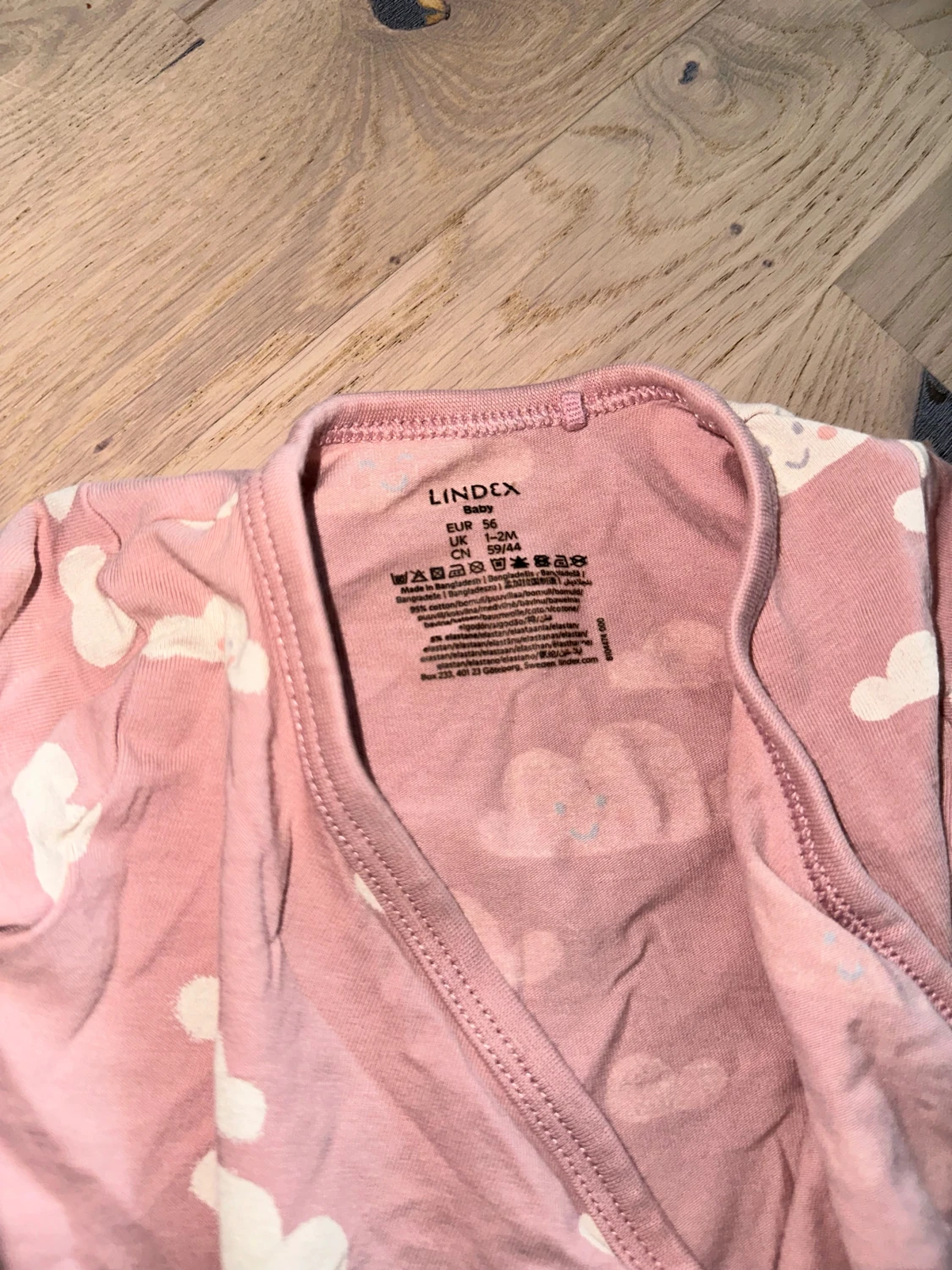 Rosa omlottbody med moln från Lindex Rosa Klänning och Body -  Lindex - 2