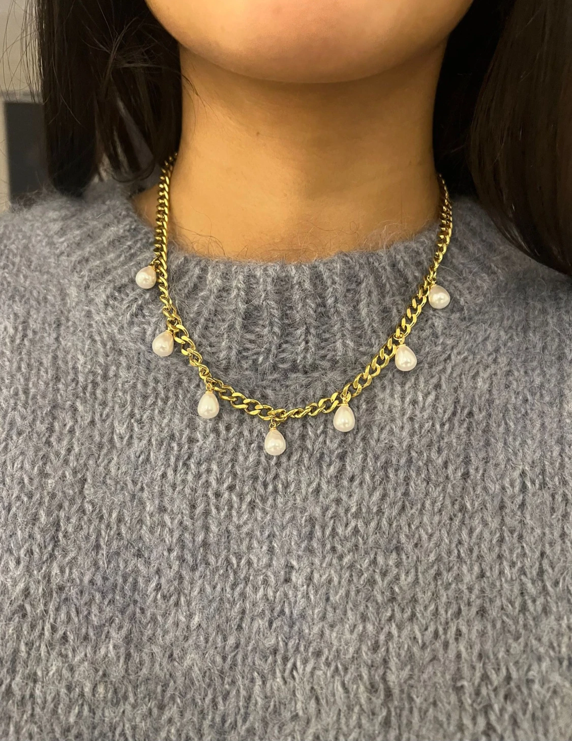 Guldiga halsband med droppformade pärlor - 1