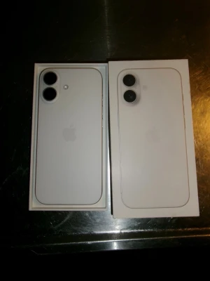 iPhone 17  - Säljer en vit iPhone 17 helt ny  i mycket fint skick, komplett med originalkartong. Inga synliga repor eller skador. Två skal och ett skärmskydd medföljer. Perfekt för dig som vill ha en modern och stilren mobil med dubbla kameror och tillbehör.