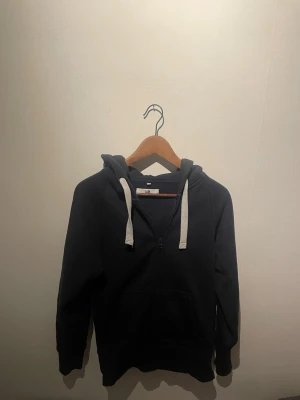 Säljer en blå russemerch tröja   - Säljer den pågrund av att den är för liten för mig men kan säga att de är ( väldigt bra skick så passa på nypris är 749)