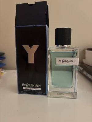 Yves Saint Laurent Y Eau de Toilette - Stilren och modern parfym från Yves Saint Laurent. Flaskan innehåller 100 ml Eau de Toilette, perfekt för dig som vill ha en fräsch och trendig doft i din samling.