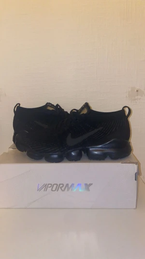 Nike Vapormax Flyknit 3 - Har aldrig använt dem sen jag köpte dem (Beganat) inga hål eller fläckar de ända är att tungan har gått av jätte lite man kan se det på bild 5 den är lite av men skorna funkar precis som vanligt och tungan funkar ochså. Snabb frakt ny pris är 2540kr mitt pris 549kr