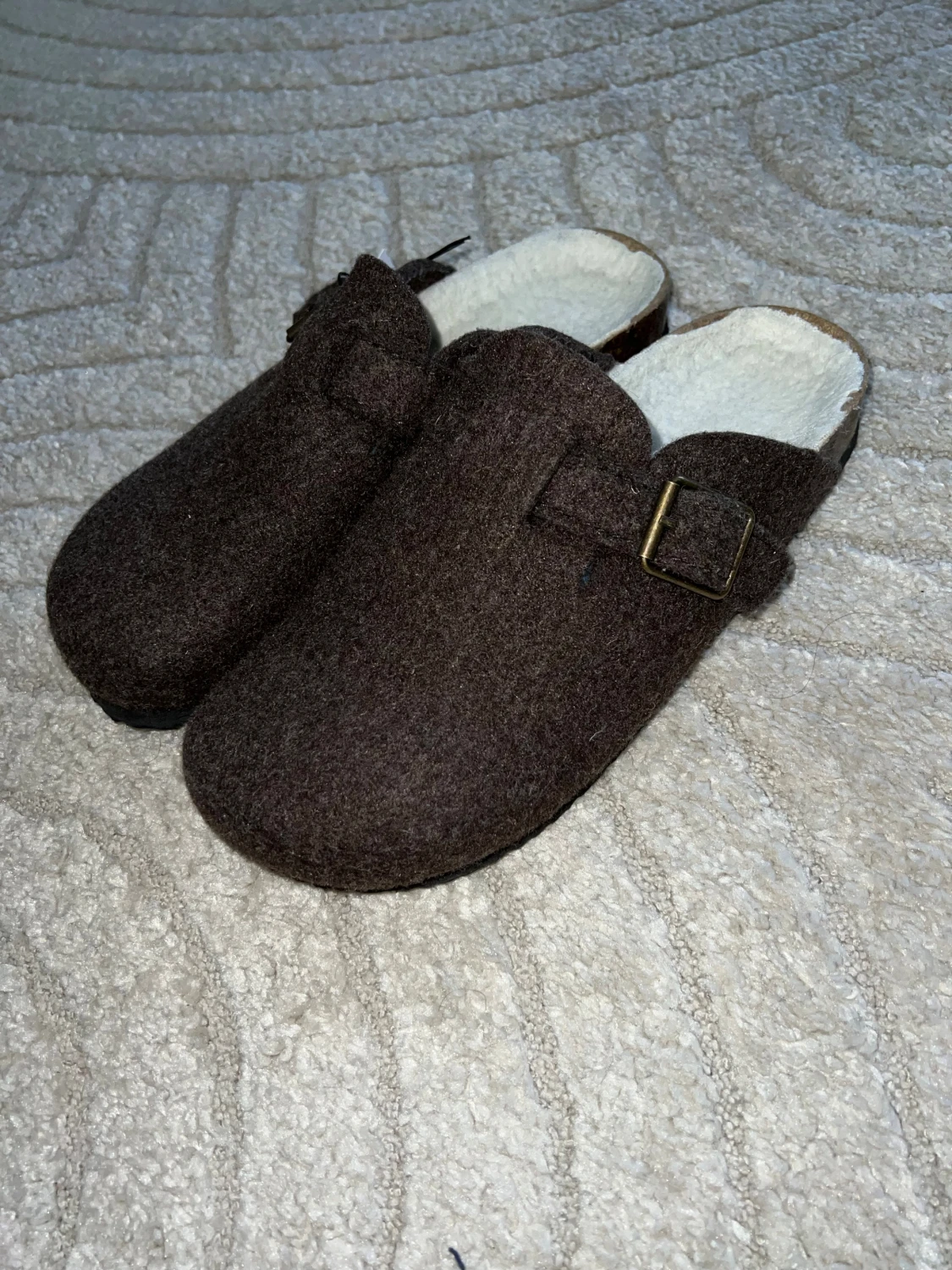 Bruna toffelliknande till birkenstocks