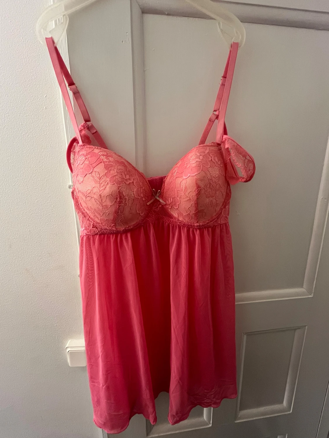 Rosa spetsväst med tunna axelband