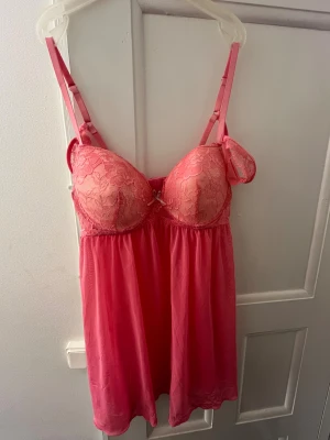 Rosa spetsväst med tunna axelband - Snyggt rosa nattlinne  med tunna justerbara axelband och vadderade kupor med spetsdetaljer💓💖💕