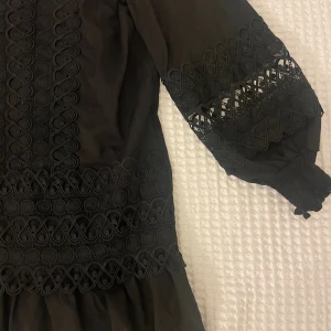 Svart spetsklänning från Neo Noir - Supersöt klänning🥰Skriv för fler bilder!