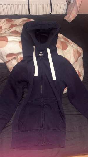 Russemerch tröja - Säljer nu min älskade Russemerch tröja då jag vill köpa i annan färg! Pris kan diskuteras 