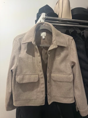 Beige overshirt jacka från H&M - Beige jacka från H&M, använd en gång. 
