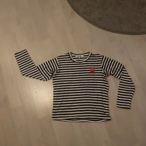 Cdg longsleeve randig blå vit strlk S - Asfet comme des garçon longsleeve i randigt mönster strlk S används några få ggr. Om ni undrar nåt så är det bara at höra av er!