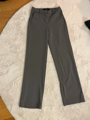 Grå kostymbyxor - Gråa kostymbyxor från VeroModa, har användigt ett tag men Fof bra skick, säljer dom då dom är lite försmå😢materialet är stretchigt och får Fof på mig dom😊(Är 170cm)💕