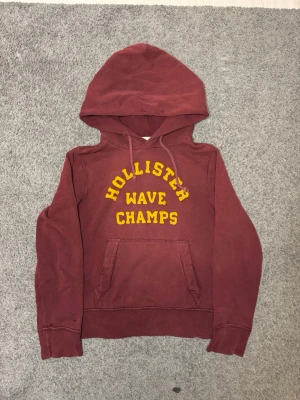 Hollister Hoodie - Tja säljer nu en Hollister Hoodie i storlek S för endast 1099kr! Pris är ej hugget i sten, hör av er i dm vid funderingar 🙌