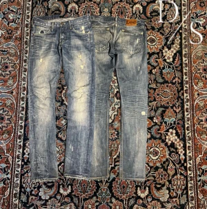Vintage raw Lee jeans  - Ett par sjukt snygga lee jeans med en riktigt fet tvätt. Dessa har fått en naturlig och fet vätt då de är raw. Använda i minst 15 år och har stort värde. Modellen är luke så de sitter slim fit. Midja:40cm längd:100cm Benöppning:16cm