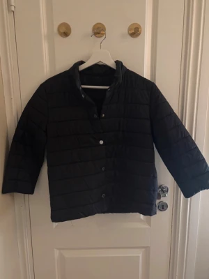 trekvartsärmad jacka  - tyvärr lite liten på mig, köpte second hand så vet ej märke 