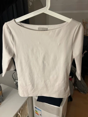 Vit tröja - Jätte skön och basic tröja ifrån HM. Tröjan har trekvartsärmar och en tight passform. I storlek M men passar mig som vanligtvis bär XS