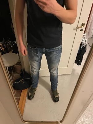 Replay blå jeans Anbass - Säljer ett par snygga Replay Anbass i blå tvätt och detaljerade sömmar. Modellen har en slim passform och klassisk femficksdesign. Jeansen är tillverkade i mjukt denim och har Replay-loggan vid fickan. Perfekt för dig som gillar stilrena och moderna jeans. w:32 l:32