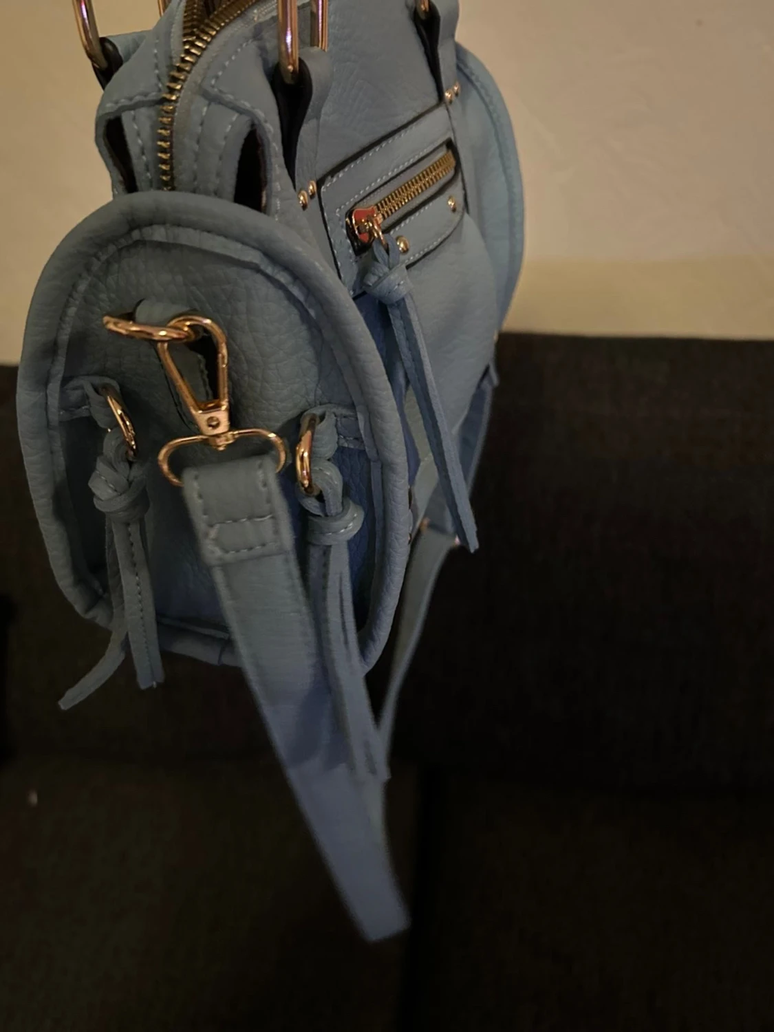 Ljusblå väska med gulddetaljer - 1