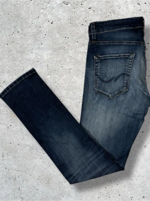 Jack&Jones jeans Slim/Glenn - Säljer dessa Jack&Jones jeansen med snygg fade. Jeansen är i stl W31 L32 och är i mycket bra skick. Hör av er vid minsta lilla fråga, pris kan diskuteras vid snabb affär!