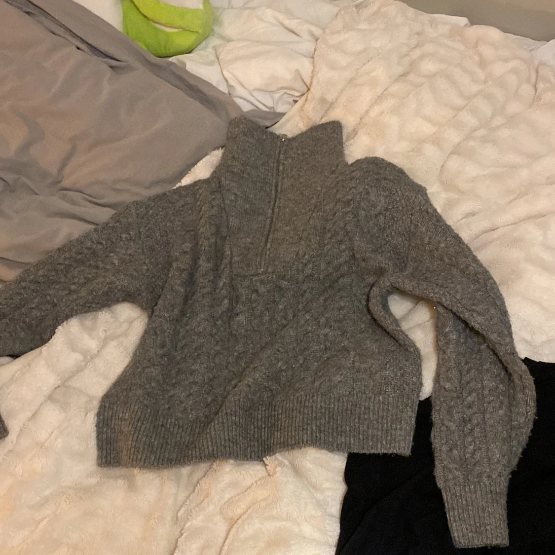 Grå stickad tröja