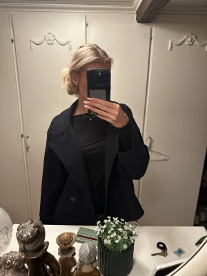 Kappa - Säljer min kappa ifrån Gina Tricot i marinblå!! Kommer inte till användning längre!! Hör av dig vid frågor!💋💋
