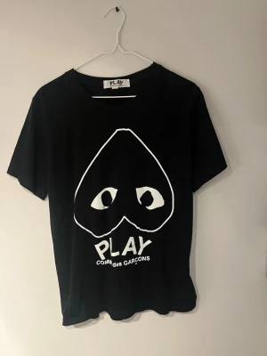 Comme des Carcons T-shirt - Säljer nu denna CDG T-shirt| Helt ny | Skick: 10/10 | Storlek: L men sitter som M | Skriv vid fler frågor eller funderingar. 