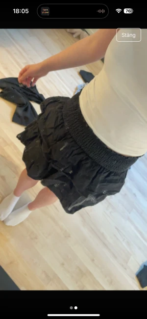 Svart volangkjol med resårmidja - Säljer en svart kortkjol med bred resår i midjan och flera lager volanger.