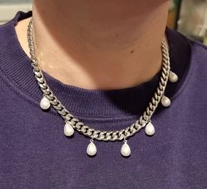 Stilfullt halsband med pärlor  - Material-rostfritt stål.  Kedjetjocklek-8mm. Nickel fri 