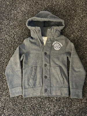 Abercrombie & fitch cardigan~sällsynt  - Säljer nu denna väldigt eftertraktade Abercrombie & fitch cardiganen. Skick 8/10, sjukt snygg och unik. Denna blir såld fort så skynda! Obs går ner i pris vid snabb affär! 