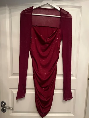 Glitterklänning  - Väldigt fin vinröd glitterklänning med tight passform. Storlek L men passar bra på mindre och större storlekar eftersom den är så strechig. Lägger sig väldigt fin mot kroppen. Aldrig använd. Priset kan diskuteras. 