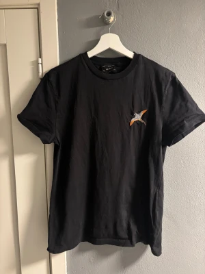 Svart t-shirt ifrån axel arigato  - Svart t-shirt från Axel arigato. Storlek Small. I bra skick. Pris kan diskuteras vid snabb affär. 