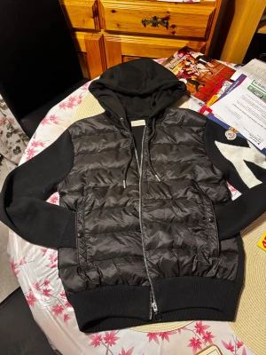 Cardigan jacka. Moncler - Ej använd cardigan jacka från moncler pris är diskuterbart