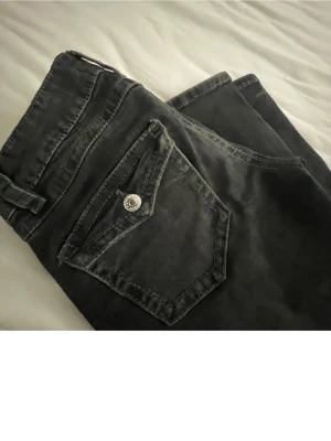 Svarta lågmidjade jeans -  Säljer dessa jättefina lågmidjade  jeans från gina Young i storlek 164 säljer eftersom dom börjar bli förkorta 