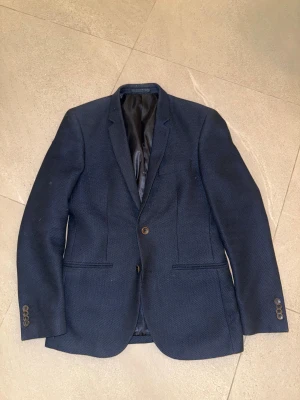 Kavaj från MUNDO - säljer denna snygga kavaj från MUNDO! Pris :-399 retail :- 1000 storlek 48 och skick 8/10🙌 Öppen för PRISFÖRSLAG!