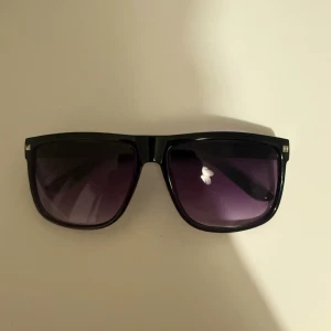 Rayband boyfriend liknande - Säljer ett par riktigt feta solglasögon som är jätte lika rayband boyfriend. Dem är dessutom helt nya.