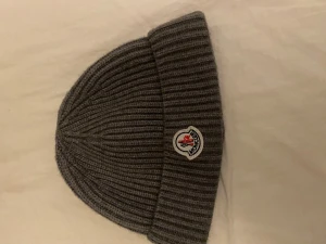 Moncler mössa  - Säljer en helt ny moncler mössa 