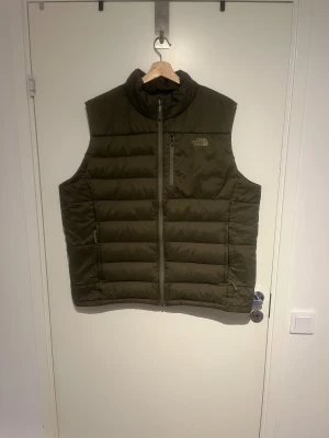  The North Face väst - Säljer en The North Face-väst i storlek XXL, i mycket bra skick. Pris kan diskuteras och bud är välkomna. Hör gärna av dig om du vill ha fler bilder eller info. 