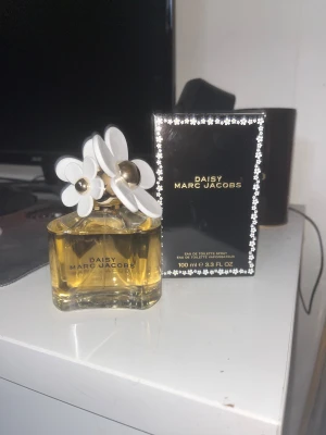 Daisy Marc Jacobs EdT 100ml - Daisy 100ml, köpt i juli 2025 och är knappt använd💕