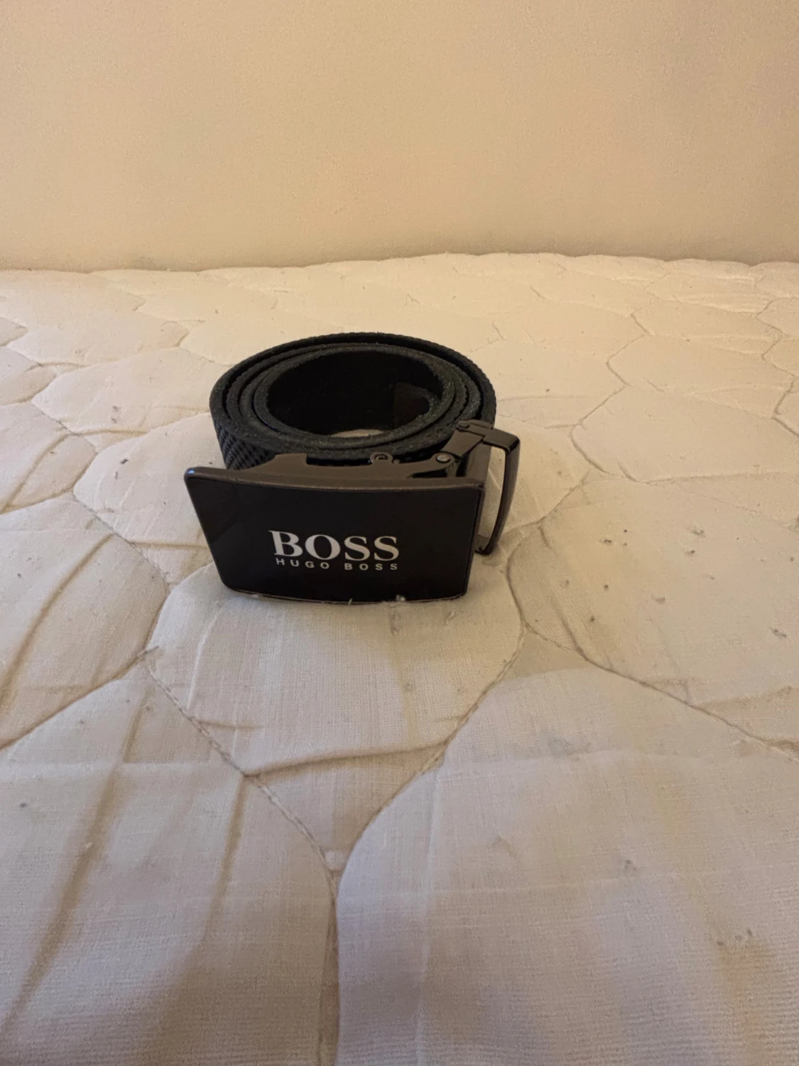 Svart Hugo Boss bälte med metallspänne