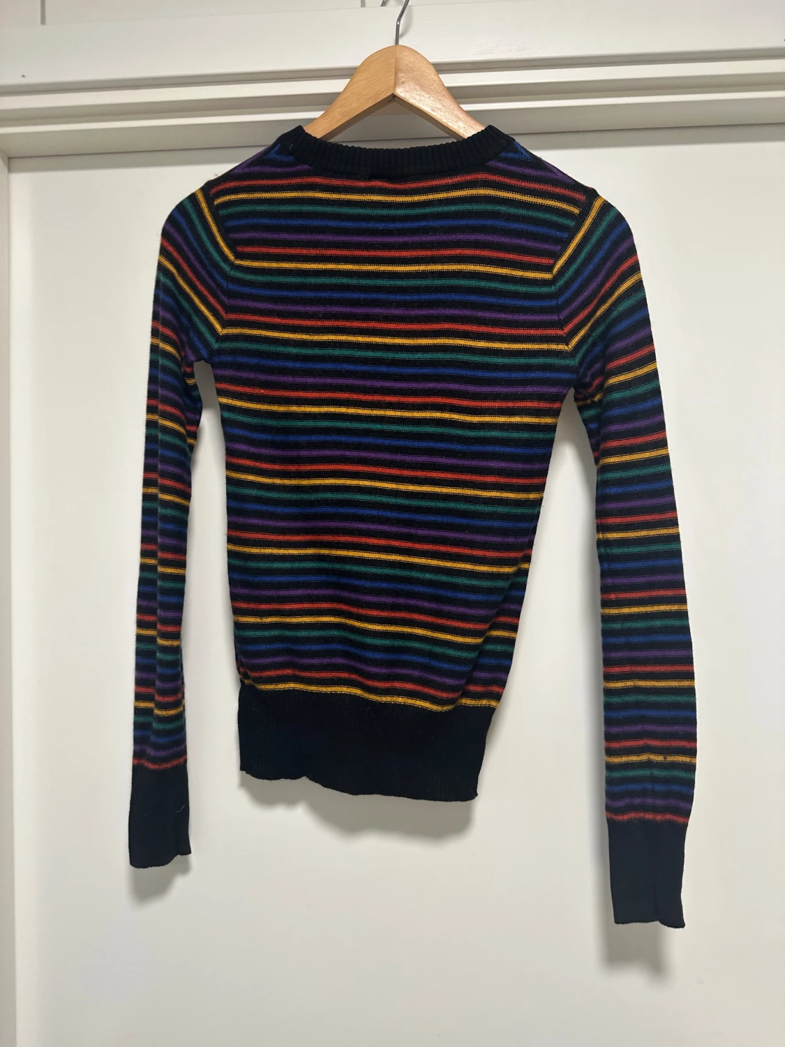 Randig stickad tröja i regnbågsfärger - 1